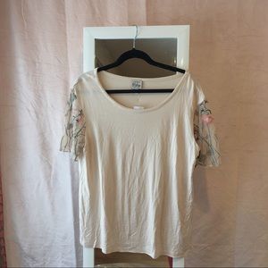 Como Vintage T Shirt w/ Floral Embroidered Sleeves